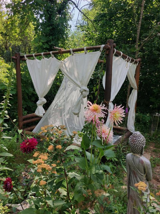 Tente Dans Gazebo Thai Dans Jardin En Bord De Riviere Saint-André-de-Valborgne Exterior foto